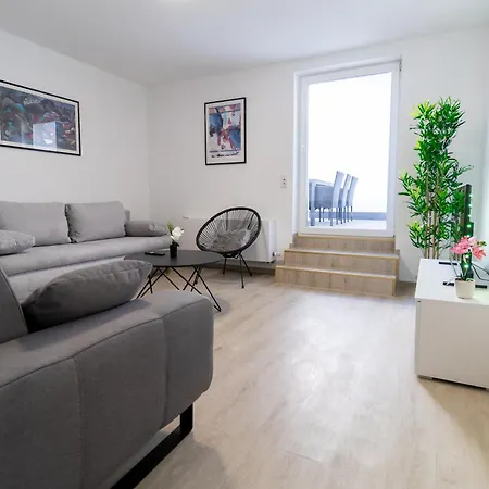 アパート Fewomo, Mosel Maisonette, Mit Terrasse & Winzerflairallee, Fuer 6 Perfekt, Fuer 8 Geeignet ブラウンエーベルク