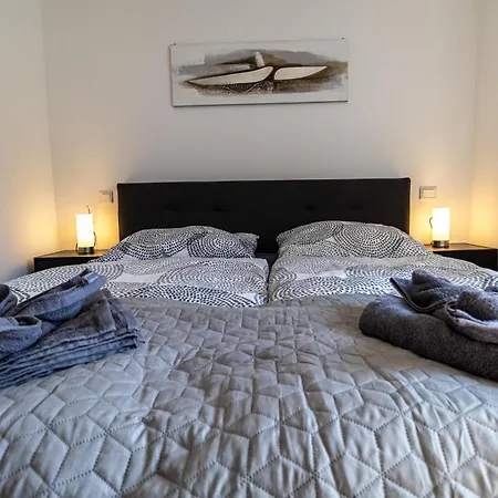Fewomo, Mosel Maisonette, Mit Terrasse & Winzerflairallee, Fuer 6 Perfekt, Fuer 8 Geeignet Apartment