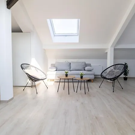 Apartment Fewomo, Mosel Maisonette, Mit Terrasse & Winzerflairallee, Fuer 6 Perfekt, Fuer 8 Geeignet Brauneberg