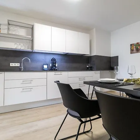 Fewomo, Mosel Maisonette, Mit Terrasse & Winzerflairallee, Fuer 6 Perfekt, Fuer 8 Geeignet Lejlighed