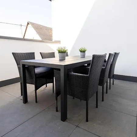 Appartement Fewomo, Mosel Maisonette, Mit Terrasse & Winzerflairallee, Fuer 6 Perfekt, Fuer 8 Geeignet *