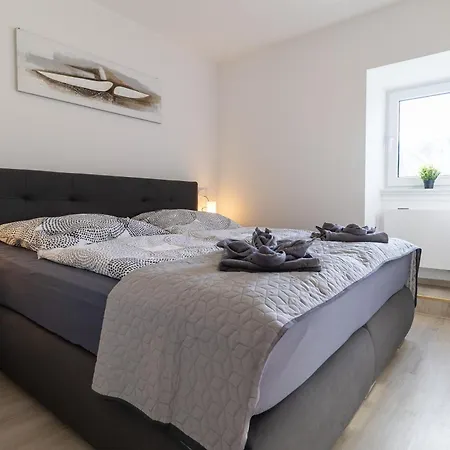Apartment Fewomo, Mosel Maisonette, Mit Terrasse & Winzerflairallee, Fuer 6 Perfekt, Fuer 8 Geeignet