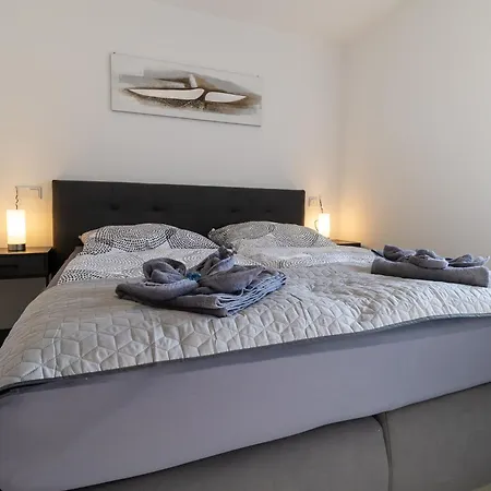 Appartement Fewomo, Mosel Maisonette, Mit Terrasse & Winzerflairallee, Fuer 6 Perfekt, Fuer 8 Geeignet