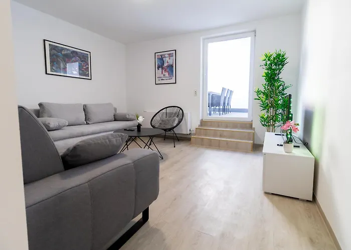 아파트 Fewomo, Mosel Maisonette, Mit Terrasse & Winzerflairallee, Fuer 6 Perfekt, Fuer 8 Geeignet 브라운버그