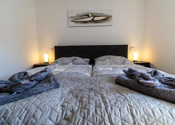 Fewomo, Mosel Maisonette, Mit Terrasse & Winzerflairallee, Fuer 6 Perfekt, Fuer 8 Geeignet Daire